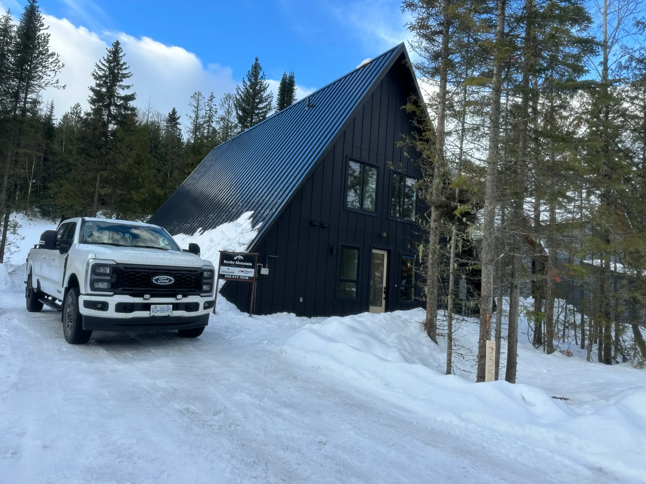 Kookanusa Cabin Living — photo 2
